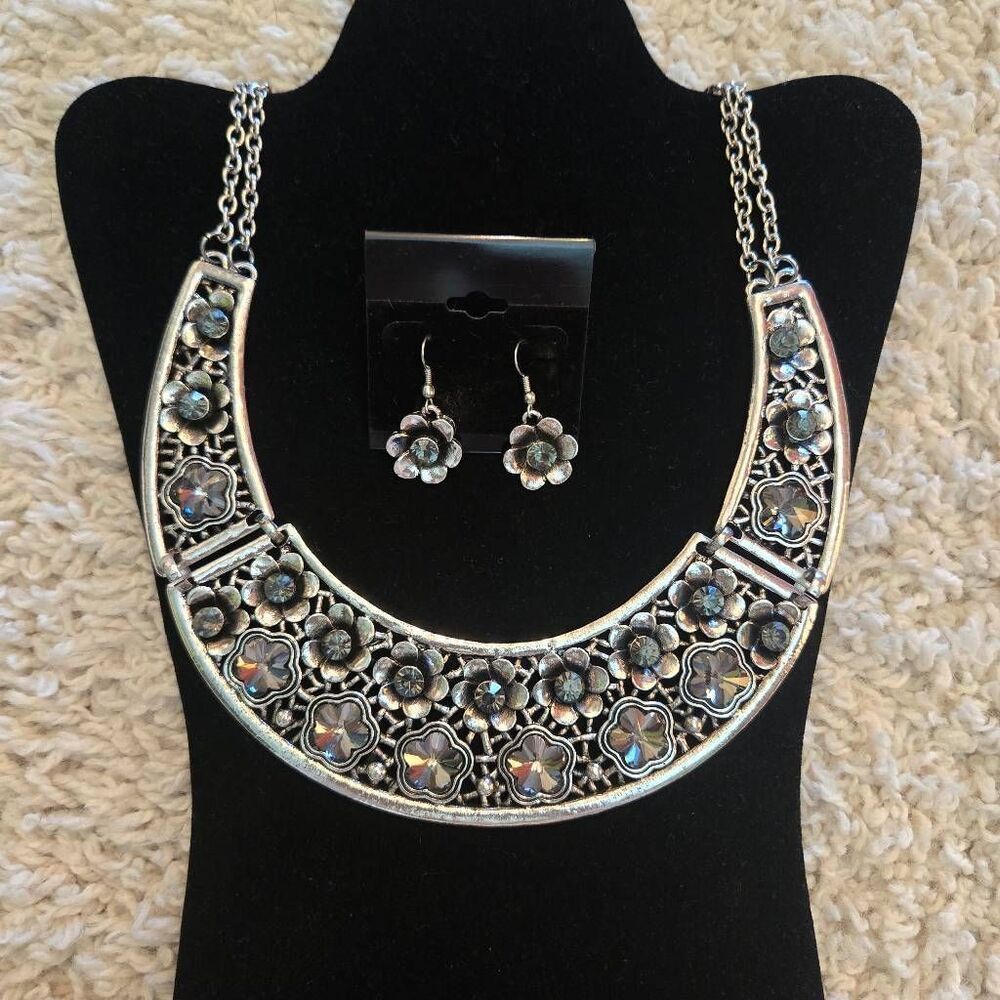 NEW Silver Metal Floral Rhinestone Bib Necklace with Earrings Set